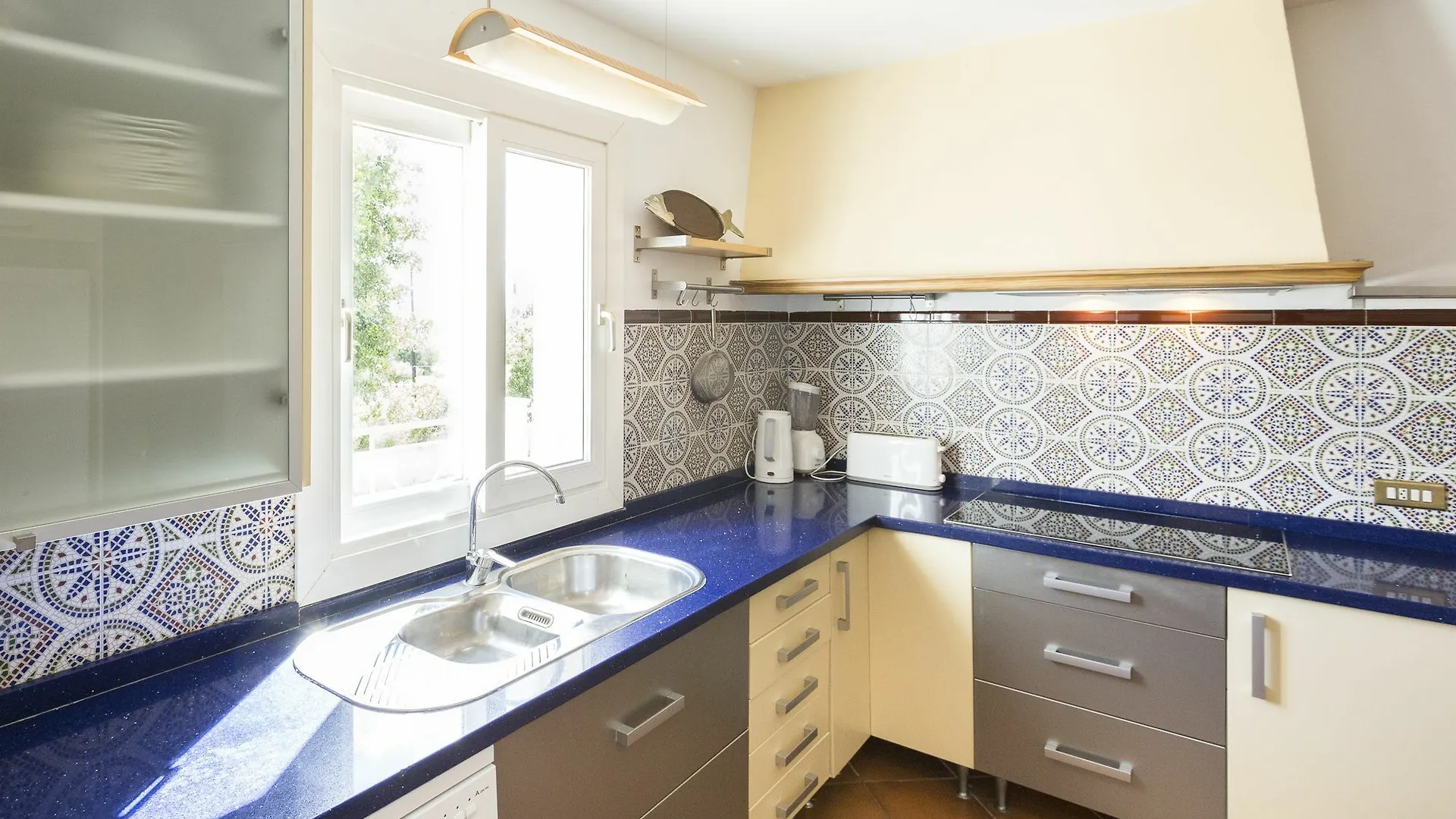 Casa Blanca Villa Establiments 0*,